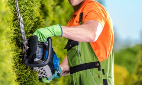 jardinier qui fait entretien du jardin à toulouse avec un outil de jardinage